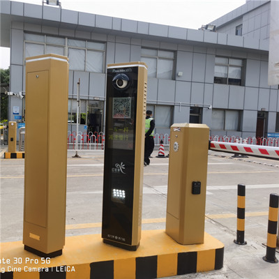 小漠比亚迪一期南一门安装二进一出加潮汐道智能道闸项目